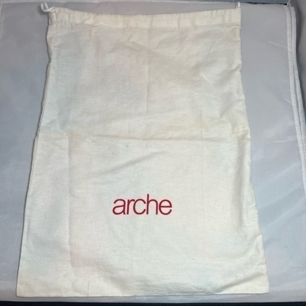 Arche Dust Bag in White with a Drawstring